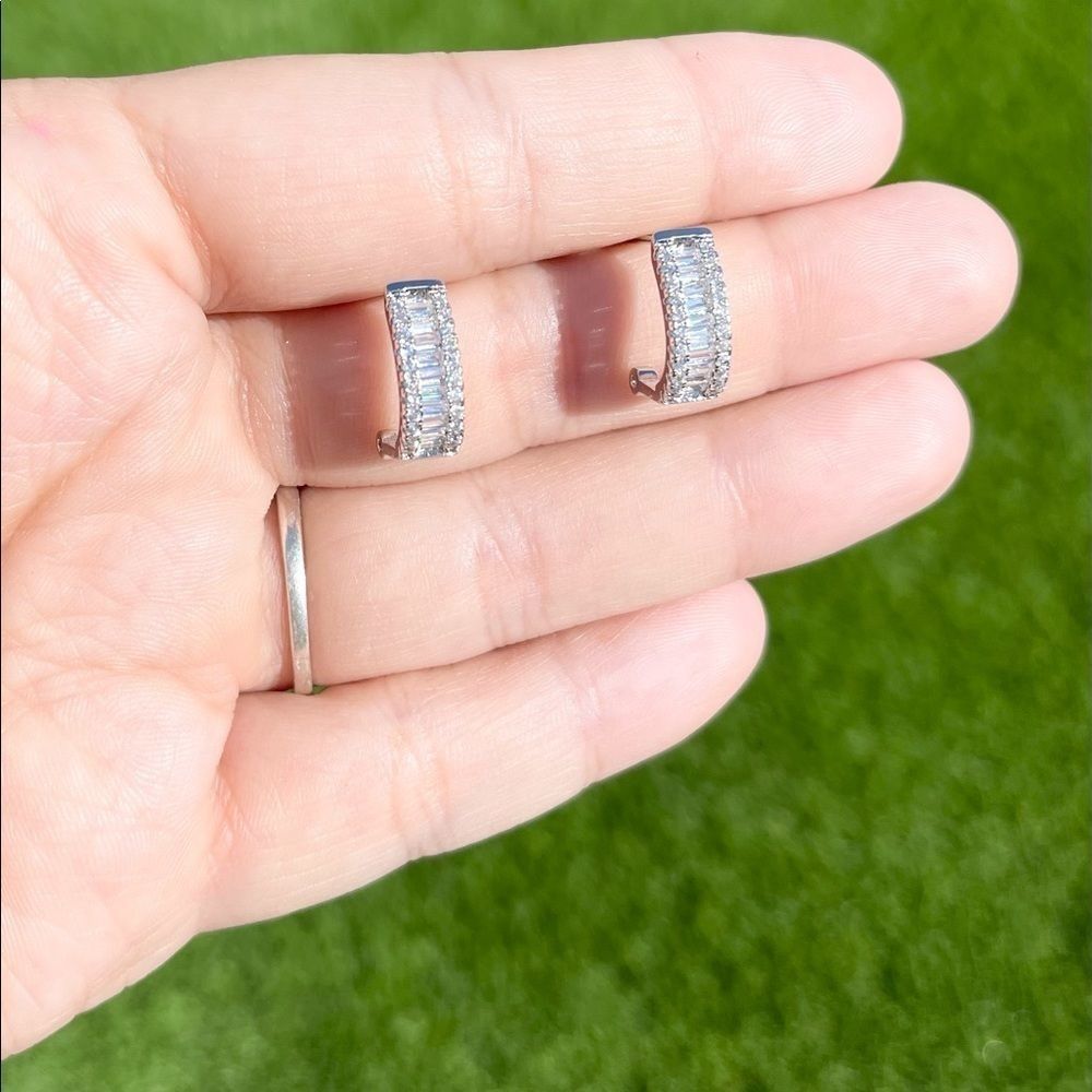 C shaped earring - Picture 2 of 6